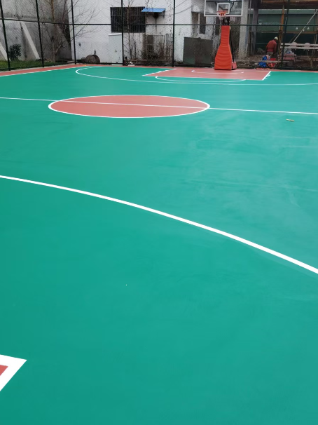扎赉特 球场长期使用易出现地面开裂